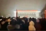 Multidão grita “fim do lockdown” em protestos em Xinjiang, na China