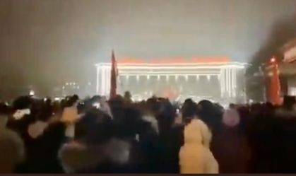 Multidão grita “fim do lockdown” em protestos em Xinjiang, na China