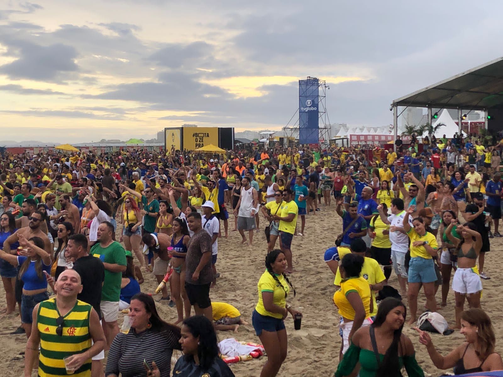 Movimentação de torcedores em Copacabana durante a partida entre Brasil e Suíça pela Copa do Mundo 2022