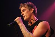 Cantor Aaron Carter morre aos 34 anos
