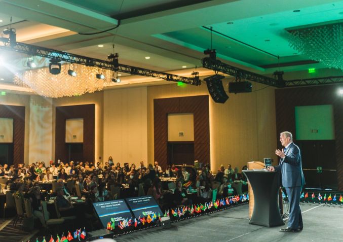 Al Gore fala durante o evento Climate Reality, em outubro; a organização foi fundada pelo ex-vice-presidente dos EUA / Reprodução/Twitter