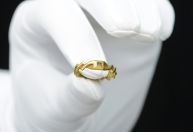 Detector de metais encontra anel de casamento medieval no valor estimado em R$ 252 mil