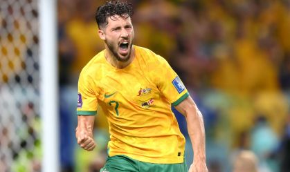 Leckie comemora gol da Austrália contra a Dinamarca na Copa do Mundo 2022