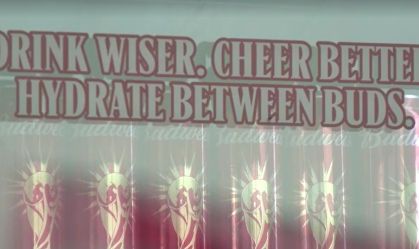 Dentro do FIFA Fan Festival do Catar, onde você pode beber cerveja - mas a US$ 14 a lata