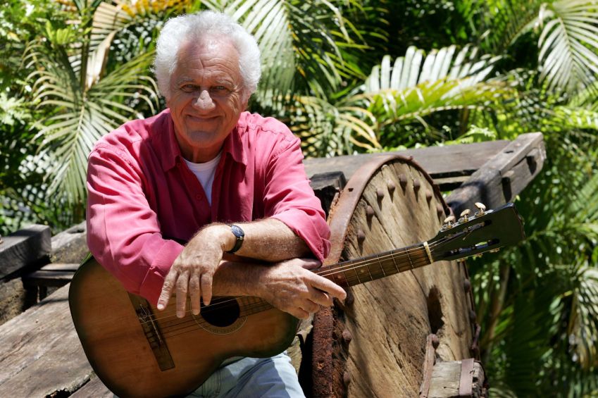 O cantor, compositor, ator e apresentador de televisão, Rolando Boldrin, posa para foto durante entrevista concedida na capita paulista / BETO BARATA/ESTADÃO CONTEÚDO