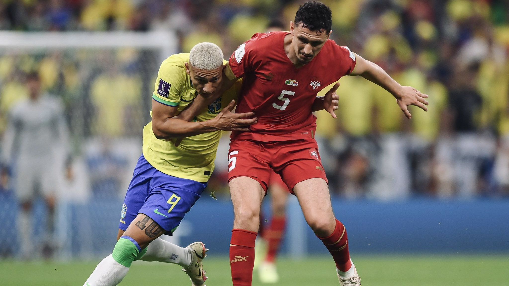 Richarlison e Veljkovic disputam bola na partida entre Brasil e Sérvia, na estreia pela Copa do Mundo