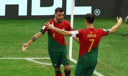 Bruno Fernandes e Cristiano Ronaldo comemoram gol de Portugal contra o Uruguai