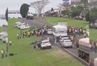 Carro atropela manifestantes durante bloqueio em estrada em Mirassol (SP); veja vídeo