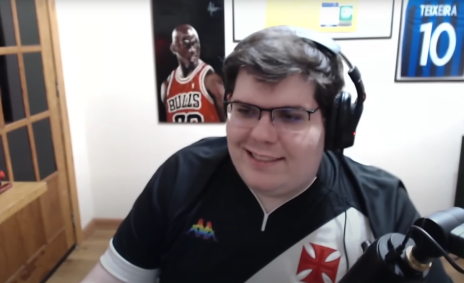 Casimiro durante live em seu canal na Twitch.