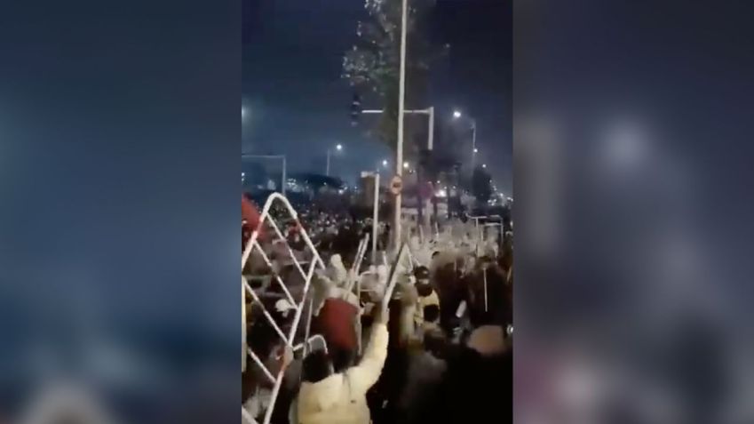 Trabalhadores jogam partes das barreiras de metal que derrubaram na polícia durante protesto na Foxconn em Zhengzhou, China, em 23 de novembro / Obtida pela CNN