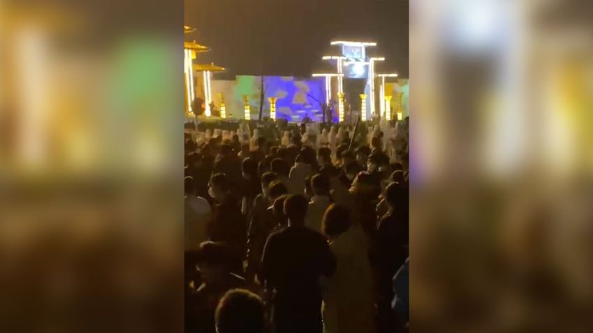 Trabalhadores da maior fábrica de iPhone do mundo enfrentam agentes de segurança durante protesto na China / Obtida pela CNN