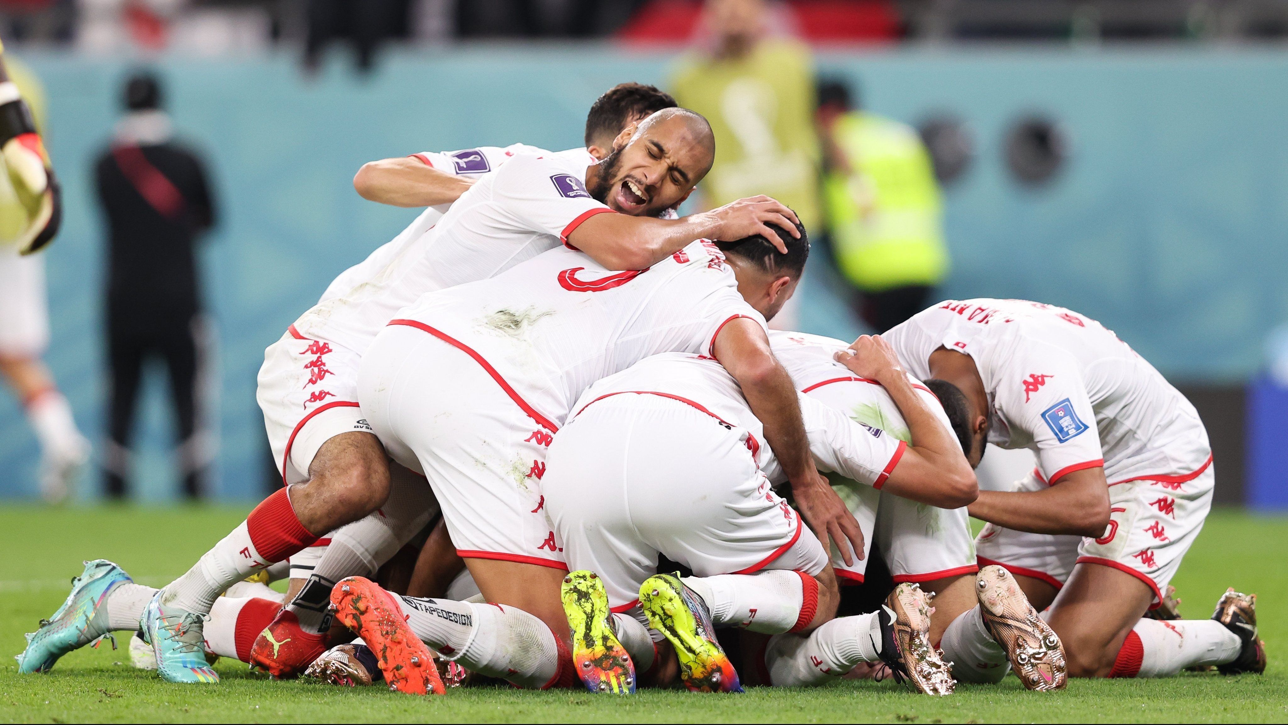 Jogadores da Tunísia comemoram gol marcado contra a França na Copa do Mundo