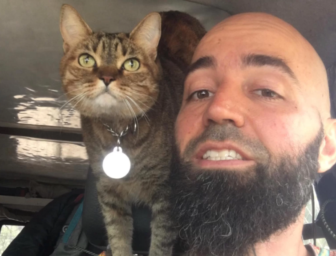 Dennis Marin e sua gata de estimação. Reprodução/Redes Sociais