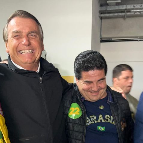 Presidente Jair Bolsonaro aparece em foto ao lado do empresário Emílio Dalçóquio Neto / Reprodução