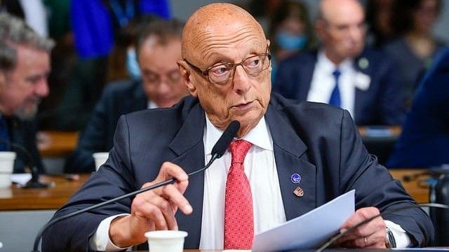 Senador diz que “não é republicano” indicar “jovens” para o STF