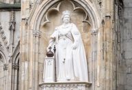 Rei Charles III revela a primeira estátua póstuma da rainha Elizabeth II