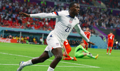 Timothy Weah, dos Estados Unidos, comemorando seu gol contra o País de Gales pela fase de grupos da Copa do Mundo do Catar