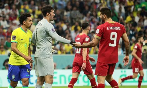 Alisson cumprimenta Mitrovic em jogo do Brasil contra a Sérvia pela Copa do Mundo no Catar