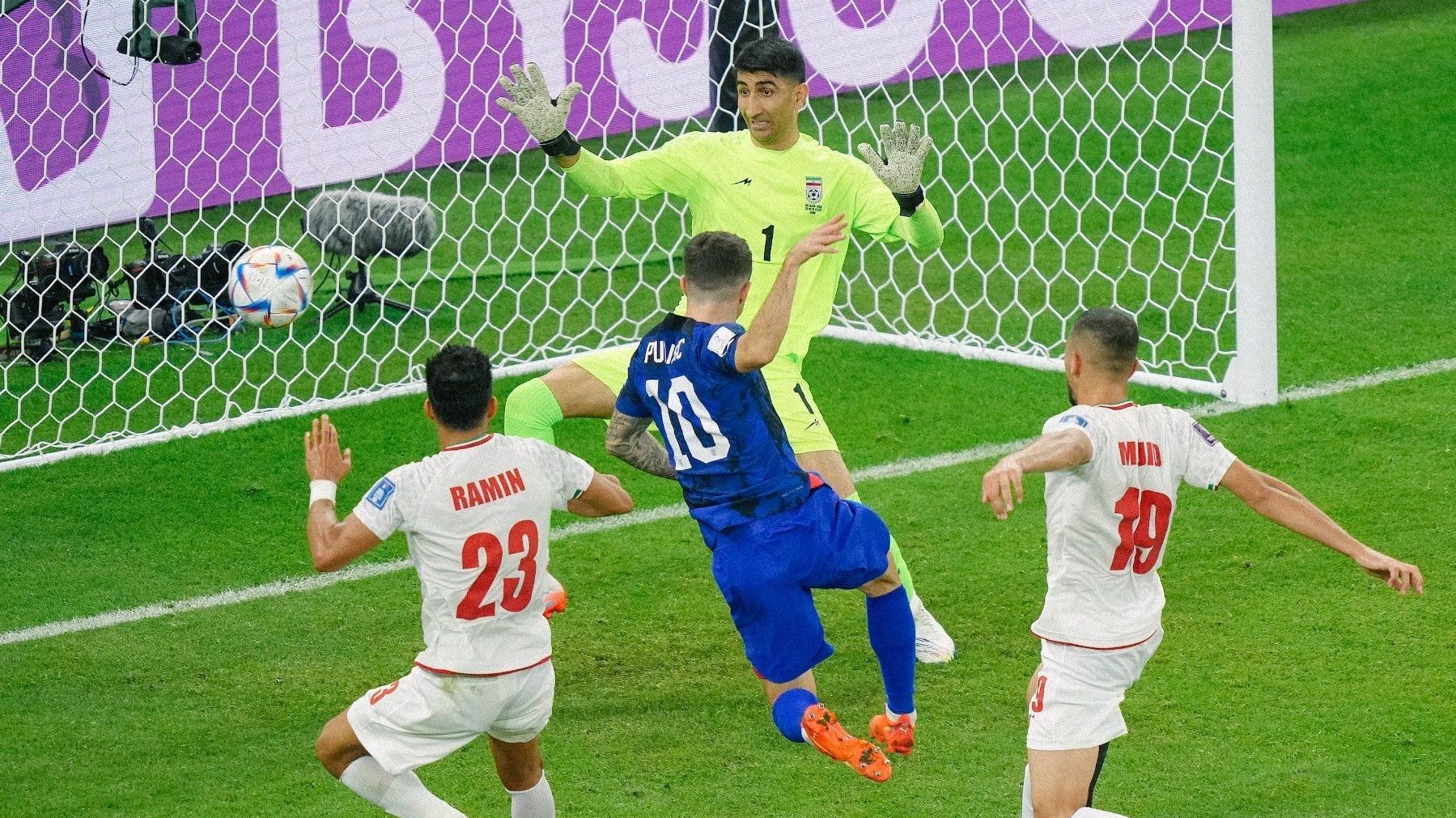Christian Pulisic marca o gol dos Estados Unidos contra o Irã pela Copa do Mundo no Catar