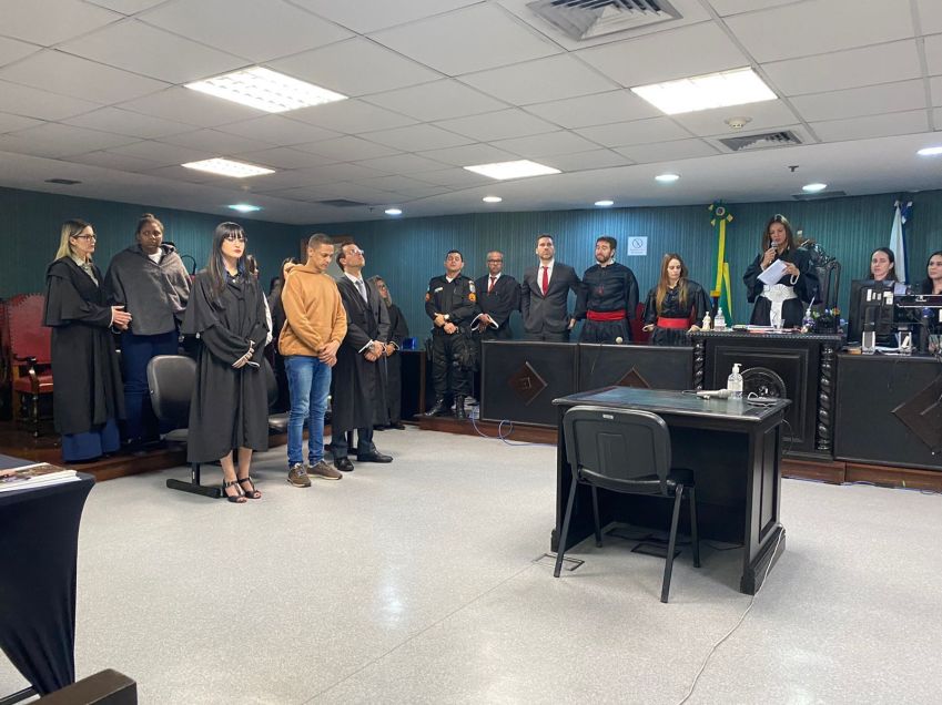 Juíza Nearis dos Santos Carvalho Arce lê a sentença no final do julgamento / TJRJ