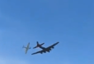 Veja momento em que aeronaves militarem colidem durante show nos Estados Unidos