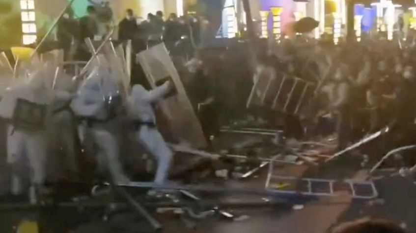 Forças de segurança entram em confronto com trabalhadores durante um protesto do lado de fora da fábrica da Foxconn, fornecedora da Apple, em Zhengzhou, China, em 23 de novembro / Reuters
