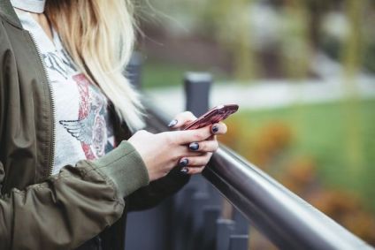 jovem celular smartphone geração z millennials