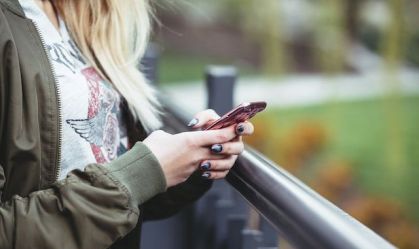 jovem celular smartphone geração z millennials