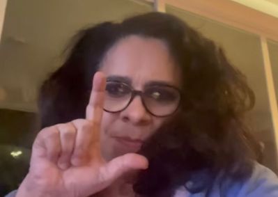 Gal Costa fazendo o L de Lula; cantora declarou votos nas redes sociais em 30 de outubro