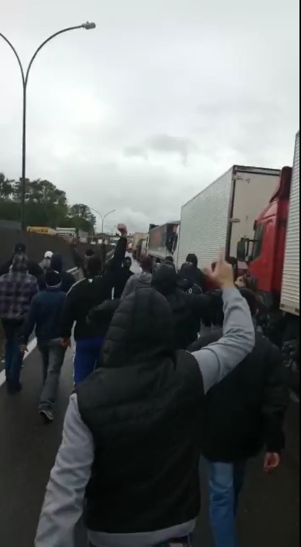 Torcedores do Corinthians desmontam bloqueio de apoiadores do presidente Jair Bolsonaro, na rodovia Presidente Dutra. / REprodução