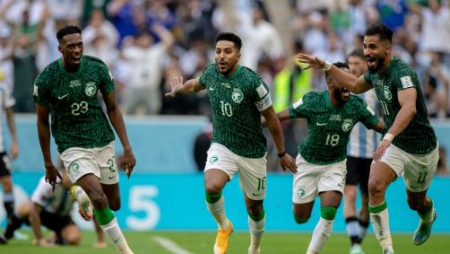 Companheiros comemoram com Salem Al-Dawsari o gol feito pelo atacante na virada da Arábia Saudita sobre a Argentina na Copa do Mundo no Catar