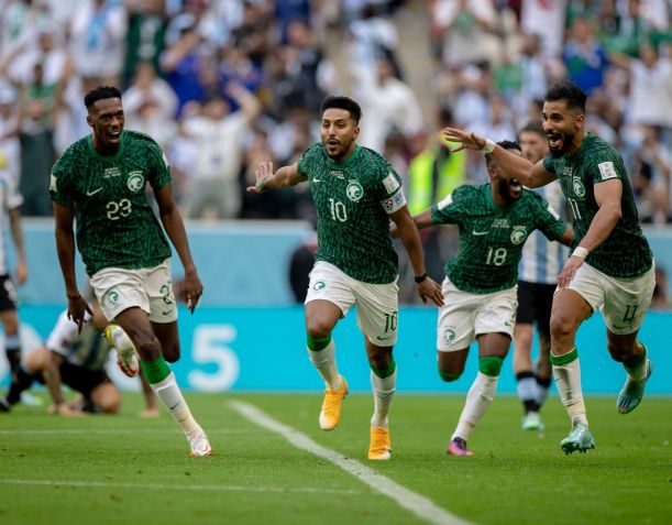 Companheiros comemoram com Salem Al-Dawsari o gol feito pelo atacante na virada da Arábia Saudita sobre a Argentina na Copa do Mundo no Catar / Reprodução/SAFF