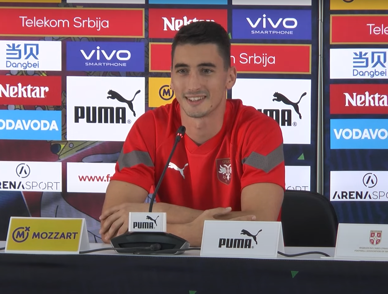 Filip Djuricic, atacante da Sérvia, em entrevista coletiva em Doha, no Catar