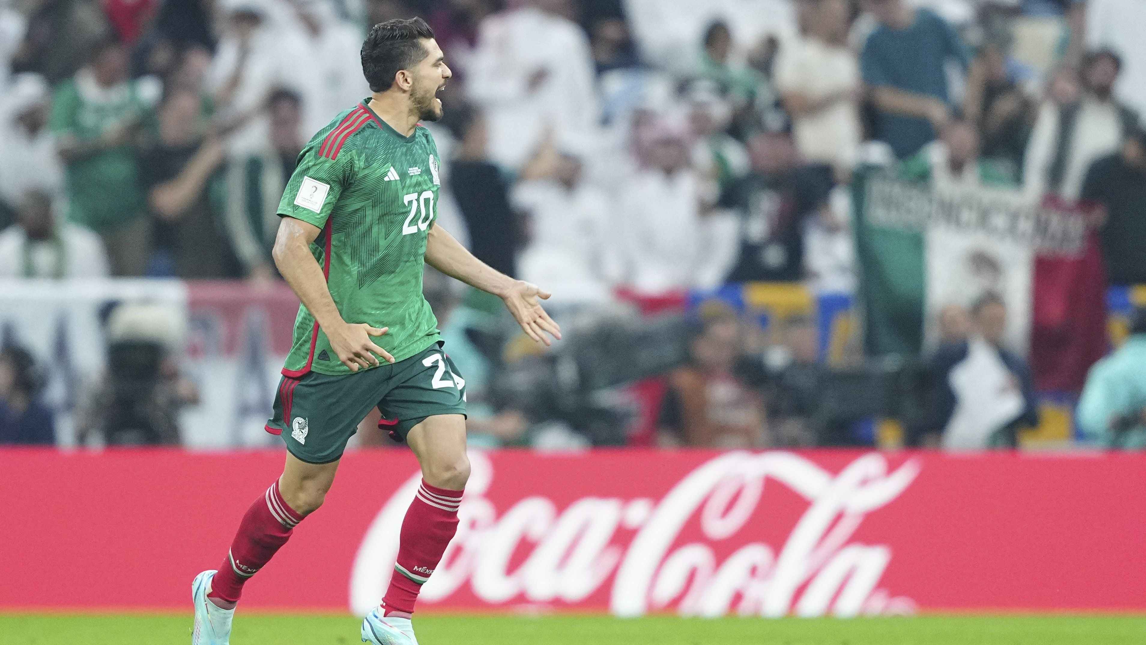 Henry Martín comemora primeiro gol do México sobre a Arábia Saudita em jogo válido pela Copa do Mundo no Catar
