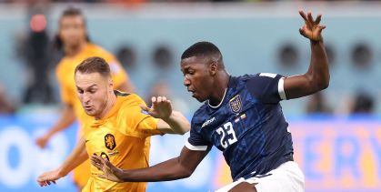 Teun Koopmeiners e Moisés Caicedo disputam bola em jogo entre Holanda e Equador pela Copa do Mundo no Catar