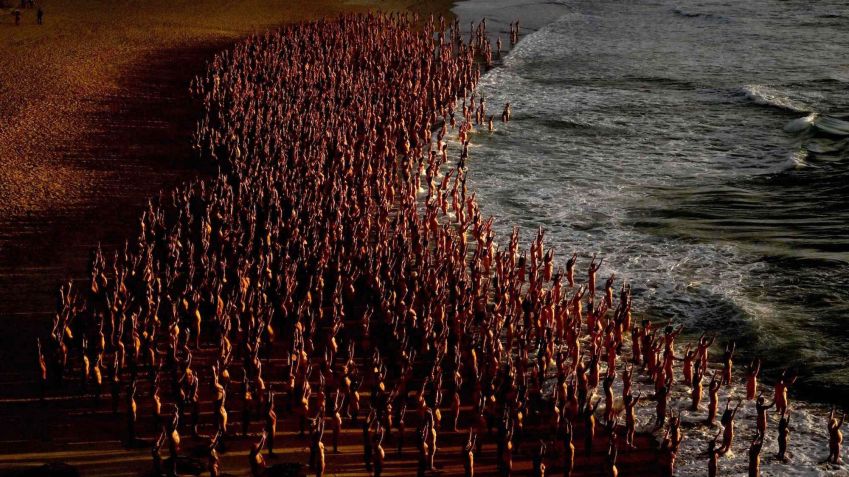 Voluntários em Bondi Beach para a sessão de fotos em 26 de novembro / Saeed Khan/AFP/Getty Images