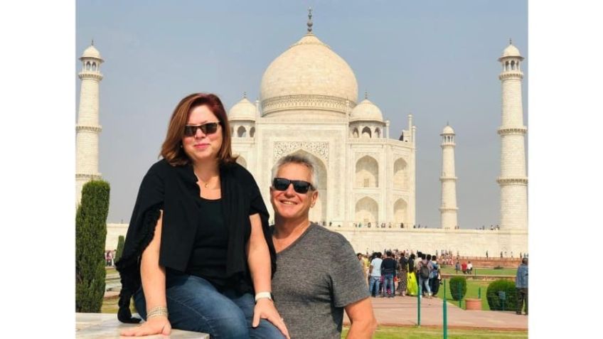 Grace Migliaccio e John Hiron no Taj Mahal, na Índia, em 2019 / John Hiron e Grace Migliaccio