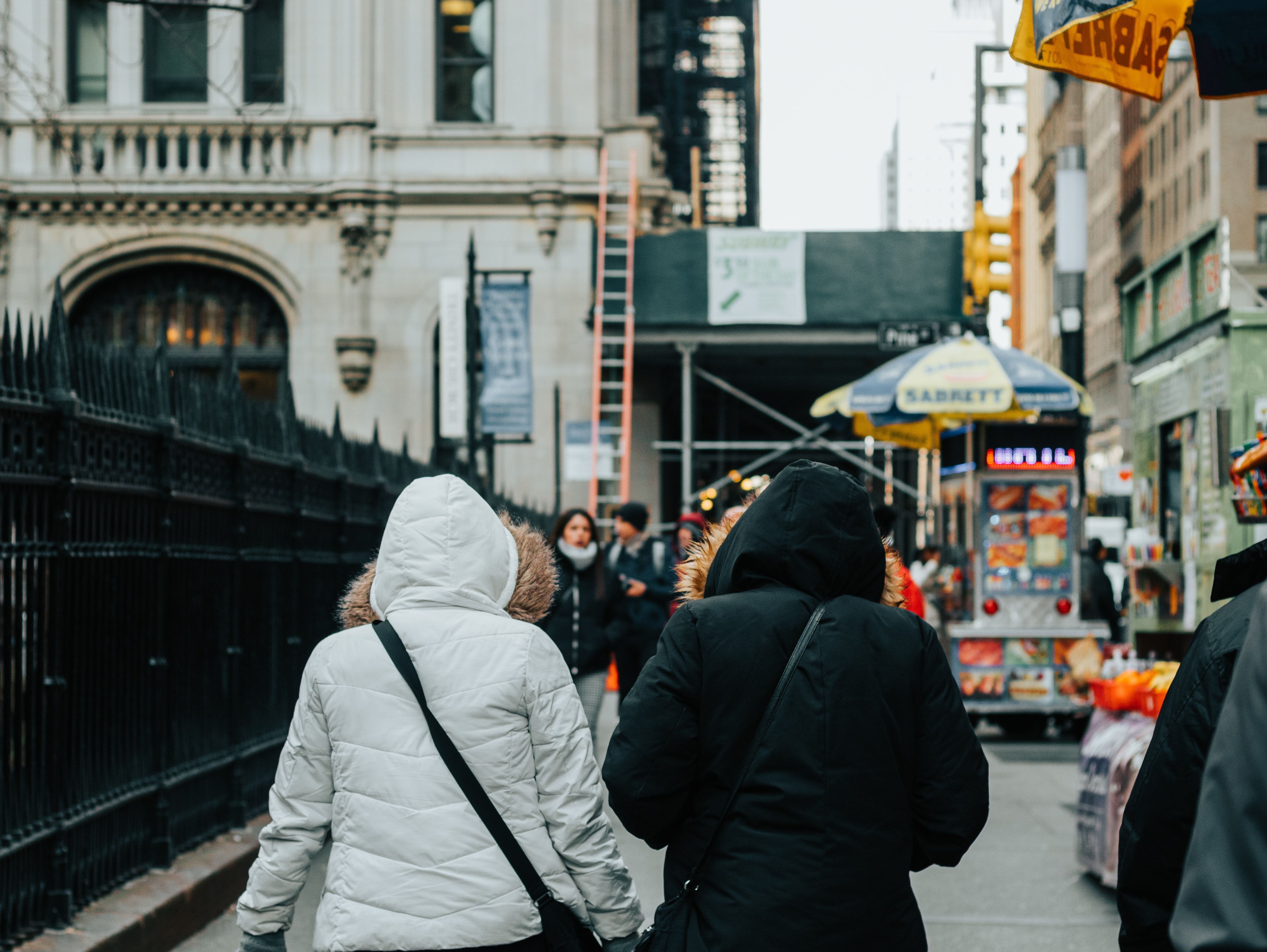 Pessoas andam em Manhattan, New York, NY, EUA