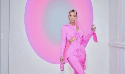 Kim Kardashian vai reavaliar relação com Balenciaga após uso de crianças em publicidade