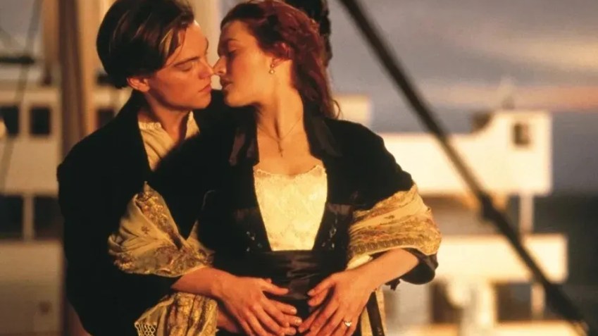 Cena antológica do cinema com Leonardo DiCaprio e Kate Winslet em "Titanic" / Reprodução