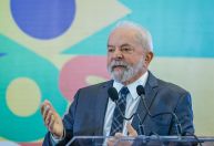 Lula usa Twitter para perguntar sobre a volta do horário de verão