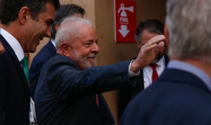 Lula tem alta após internação para retirada de lesão na laringe no domingo (20)