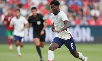 Atleta da base inglesa joga contra o país na Copa do Mundo defendendo os EUA
