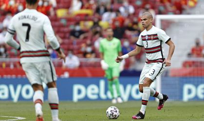 Zagueiro Pepe (à dir.) nasceu em Maceió (AL) e defende a seleção de Portugal na Copa do Mundo