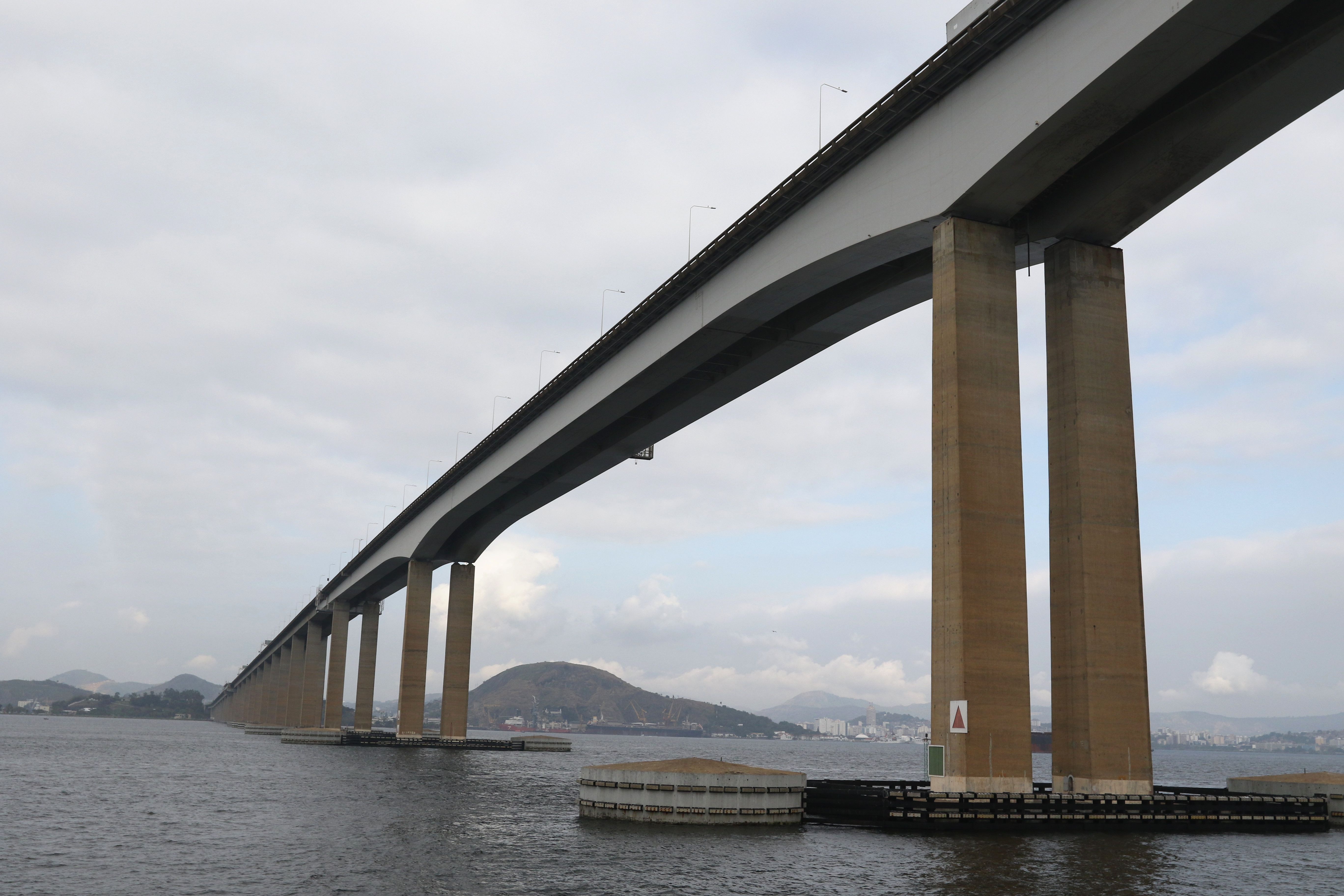 Vista da Ponte Rio-Niterói a partir da barca que faz a ligação entre a Praça XV e a Ilha de Paquetá.