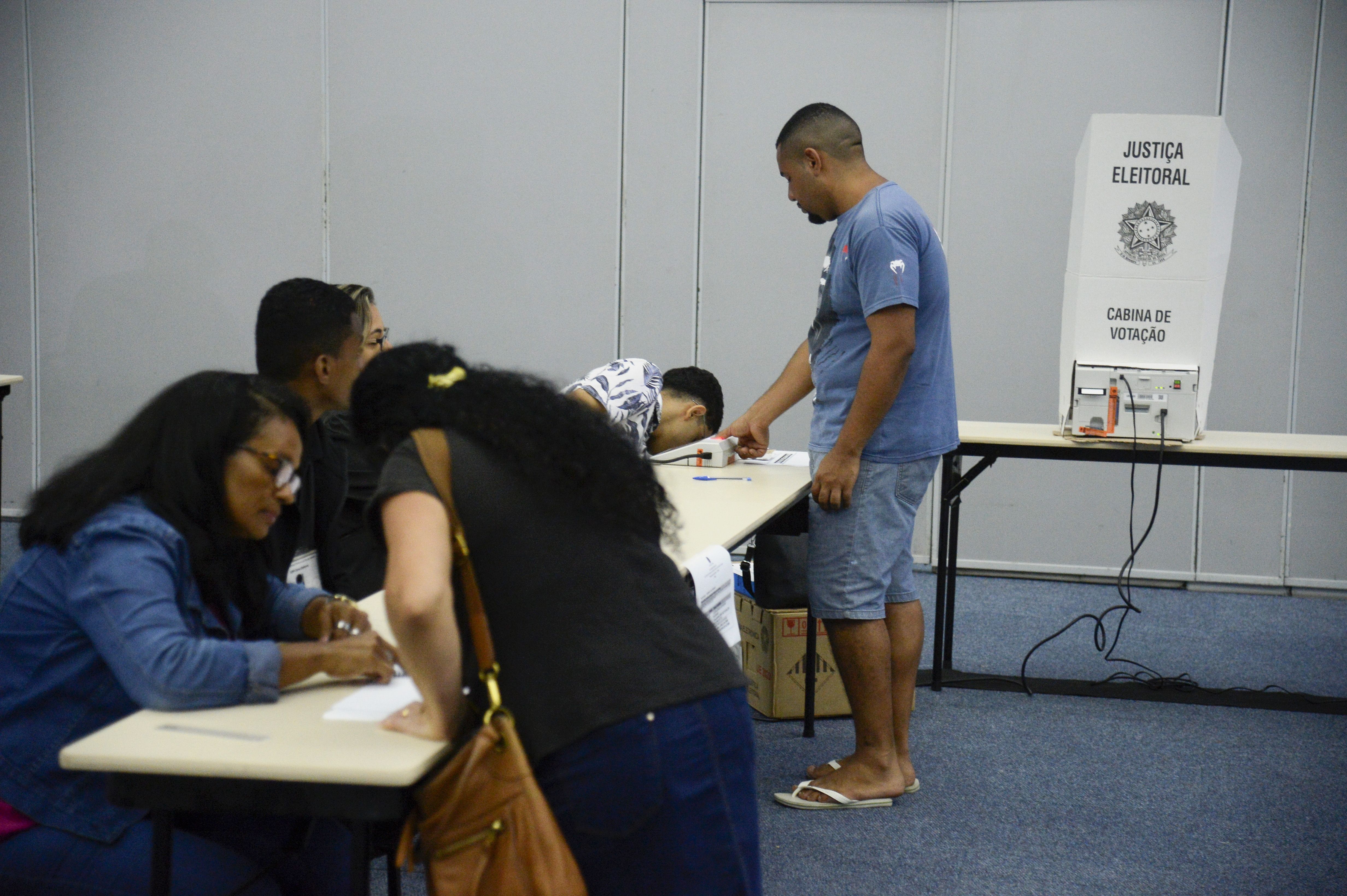 Eleitores do Rio de Janeiro votam para presidente no segundo turno no maior colégio eleitoral da capital, Expo Mag, na Cidade Nova, região central da cidade