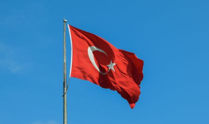 Fitch eleva rating da Turquia para "BB-", com perspectiva estável