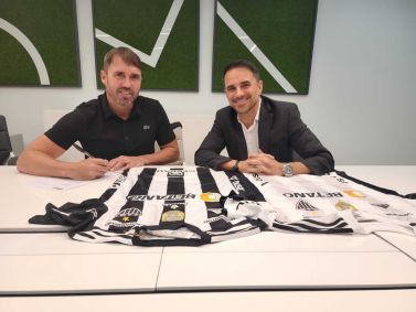 Eduardo Coudet assinou contrato neste sábado (19) em Buenos Aires, na Argentina
