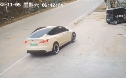 Imagens de câmera de segurança, que viralizaram pelas redes sociais, mostram Tesla estacionando pouco antes de arrancar em alta velocidade.