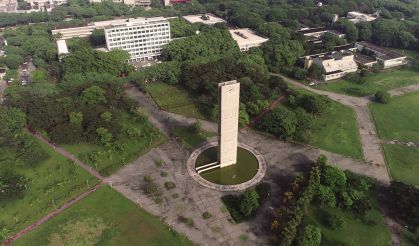 Praça do Relógio, na Universidade de São Paulo. O espaço é um dos principais da instituição. Há árvores e uma torre no local.